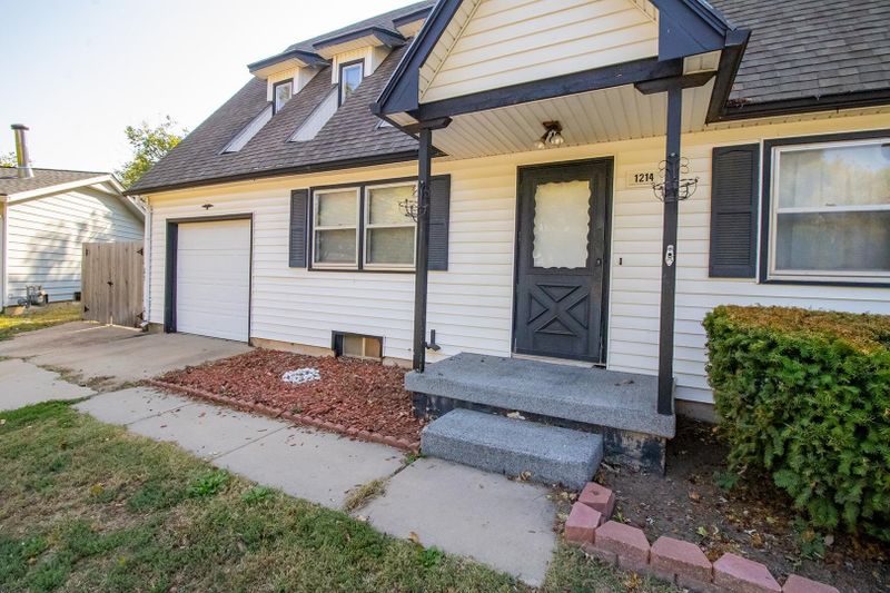 1214 N Sunset Ct, Mulvane, KS 67110