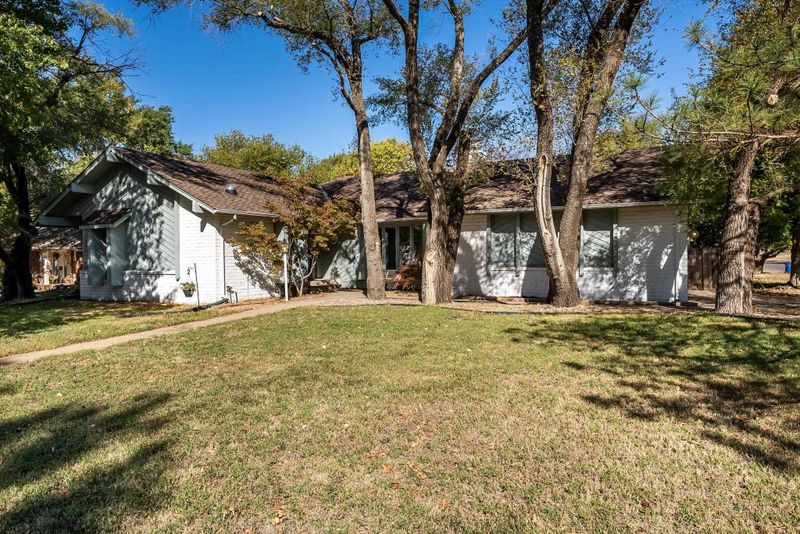 667 N Oak Forest Ln, Derby, KS 67037