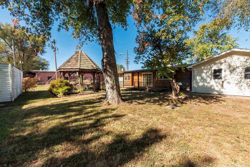 415 E 55th St S, Wichita, KS 67216