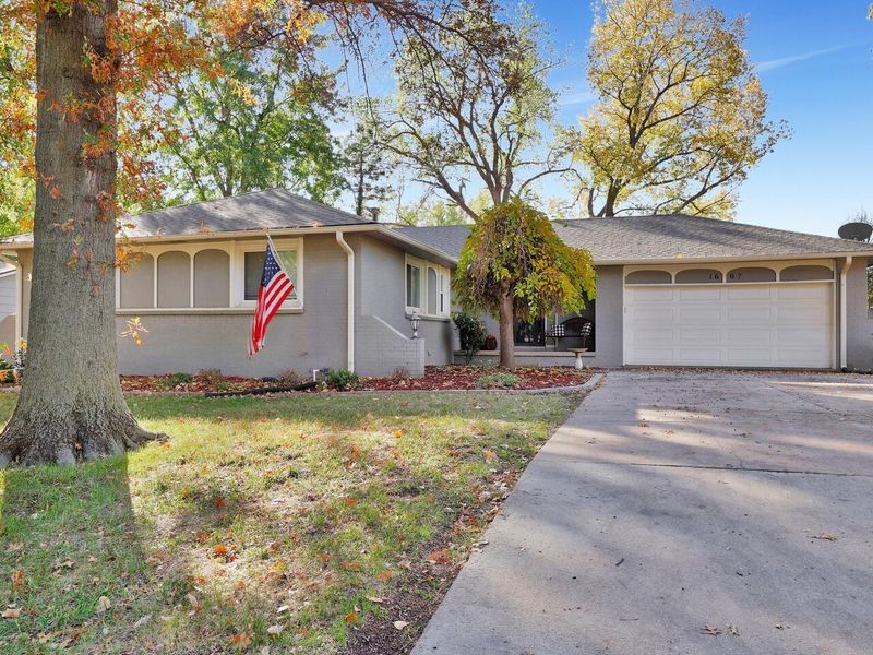 1607 E Oak Forest Rd, Derby, KS 67037