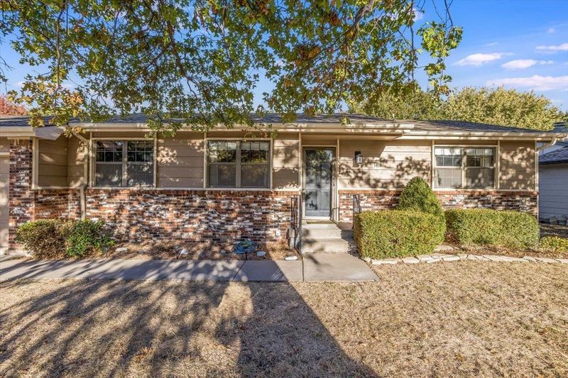 1418 E Warren Ave, Derby, KS 67037