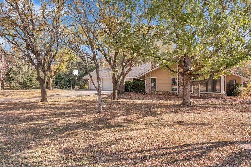 328 Mockingbird Ln, Newton, KS 67114