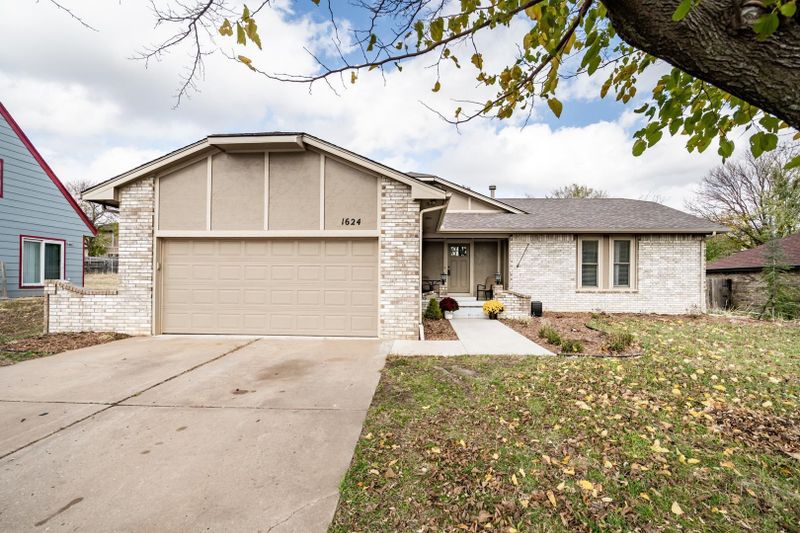 1624 E Pinion Rd, Derby, KS 67037