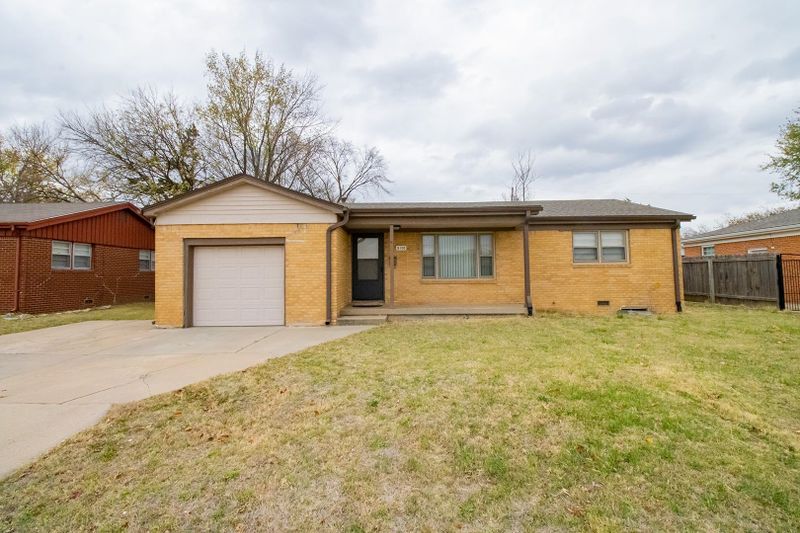 8108 E Gilbert St, Wichita, KS 67207