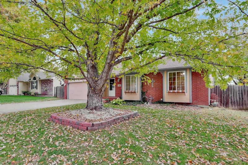 104 E Maplewood St, Mulvane, KS 67110