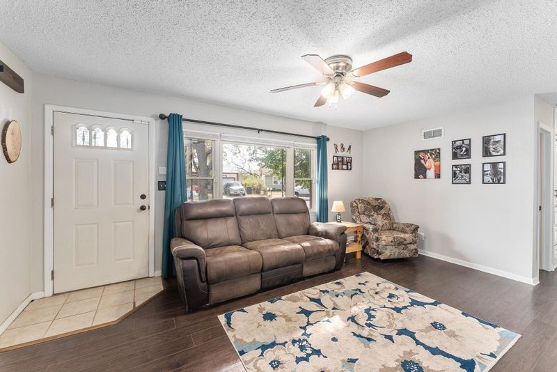 412 E Spencer Dr, Haysville, KS 67060
