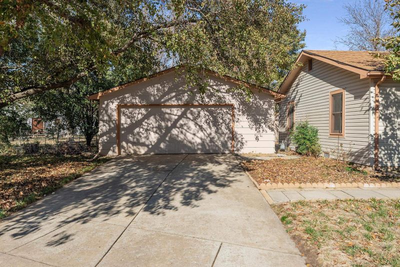 412 E Spencer Dr, Haysville, KS 67060