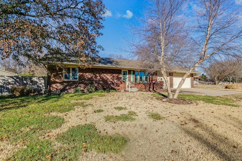 513 N Lakeside Dr, Andover, KS 67002