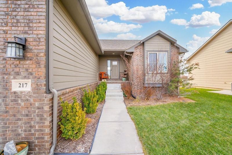 217 Springlake Dr, Newton, KS 67114