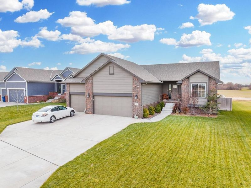 217 Springlake Dr, Newton, KS 67114