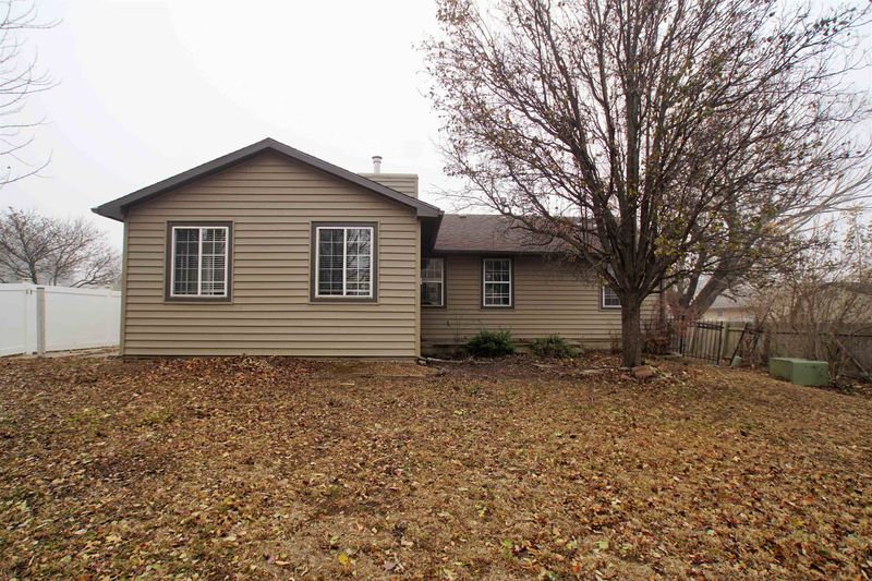 9406 E Carson St, Wichita, KS 67210