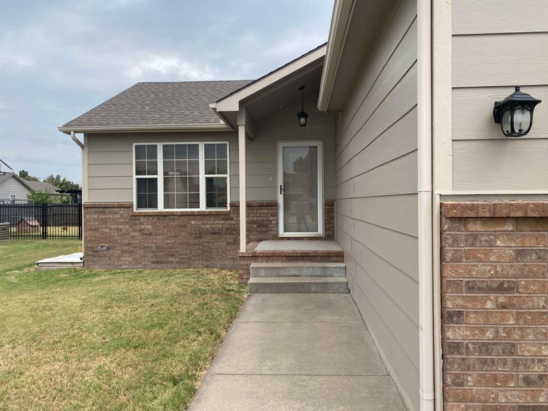 736 E Greenwood Ct, Haysville, KS 67060