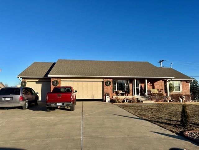 102 Sunset Ln, Towanda, KS 67144