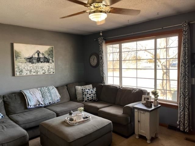 405 SW 6th St, Newton, KS 67114