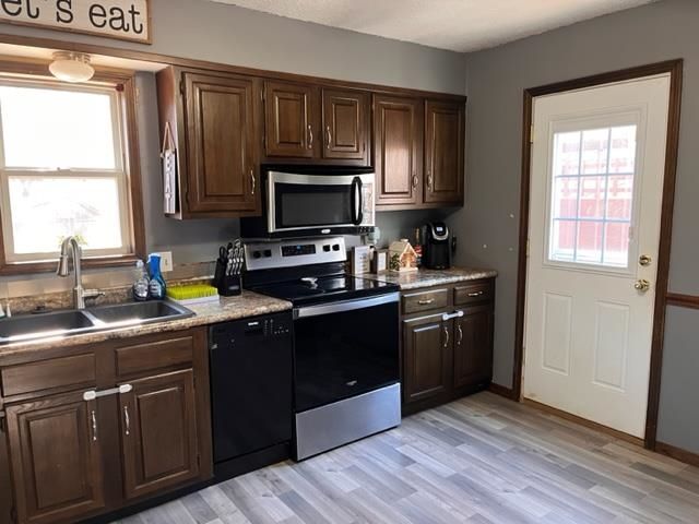 405 SW 6th St, Newton, KS 67114