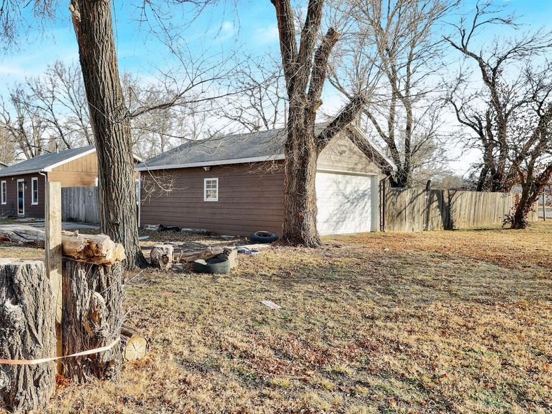 3221 E Sunview Ave, Wichita, KS 67216