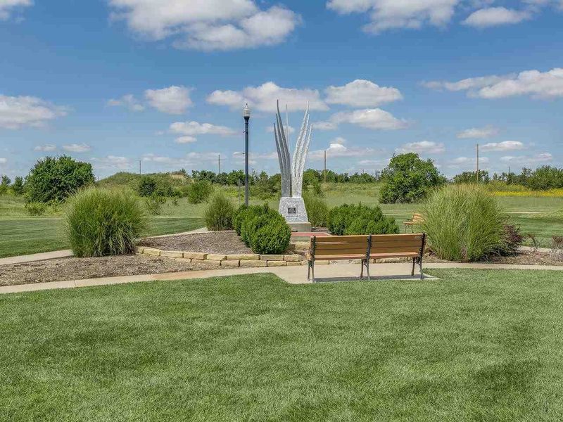 7429 E Pheasant Ridge Cir, Bel Aire, KS 67226