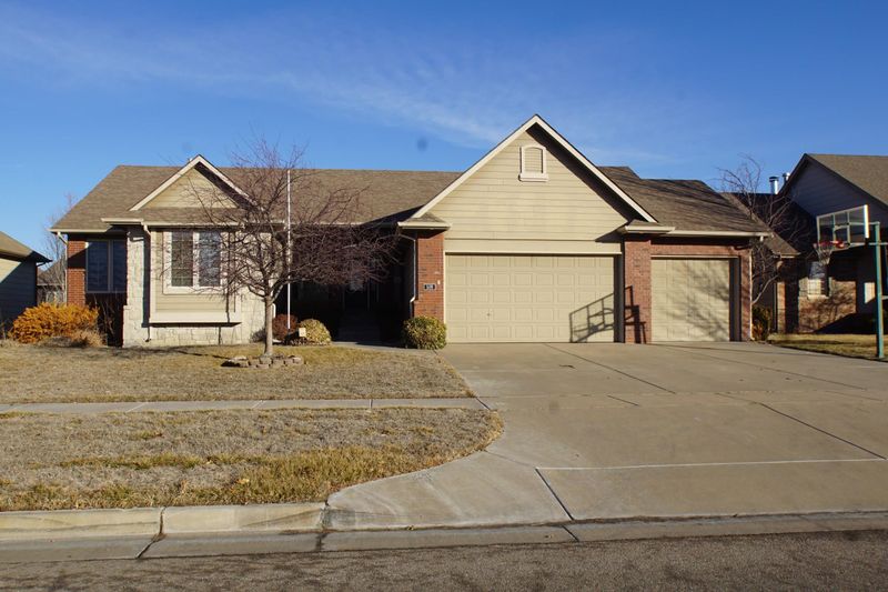 508 E Crescent Lakes Dr, Andover, KS 67002