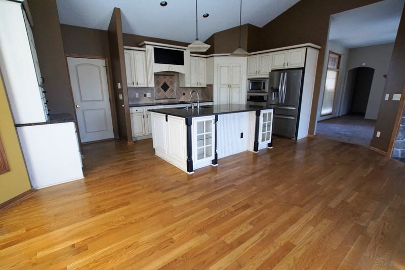 508 E Crescent Lakes Dr, Andover, KS 67002
