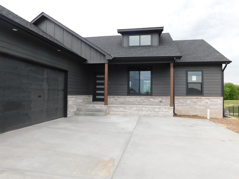 1427 N Emerald Valley, Mulvane, KS 67110