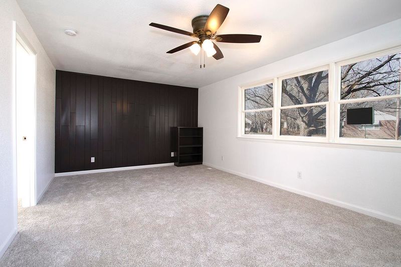 619 E 1st St, Newton, KS 67114