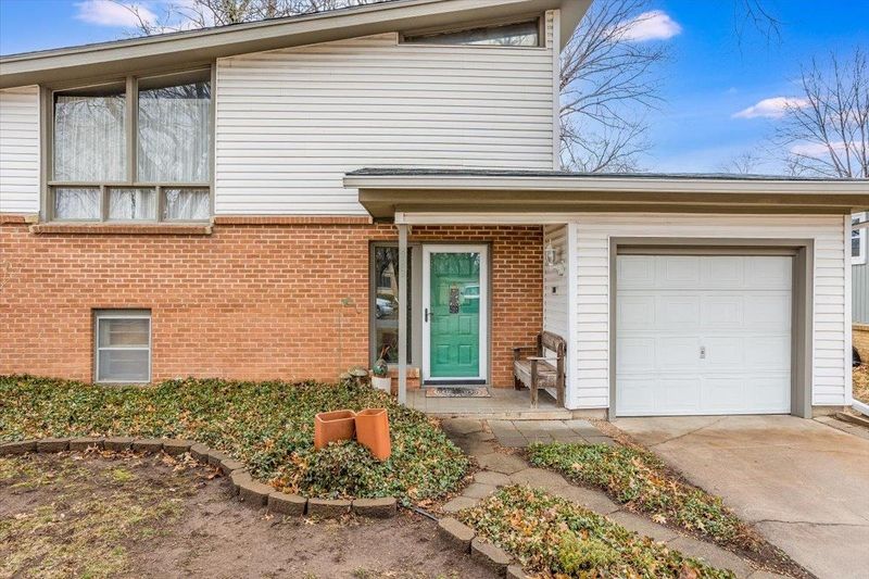 422 S Westview Dr, Derby, KS 67037