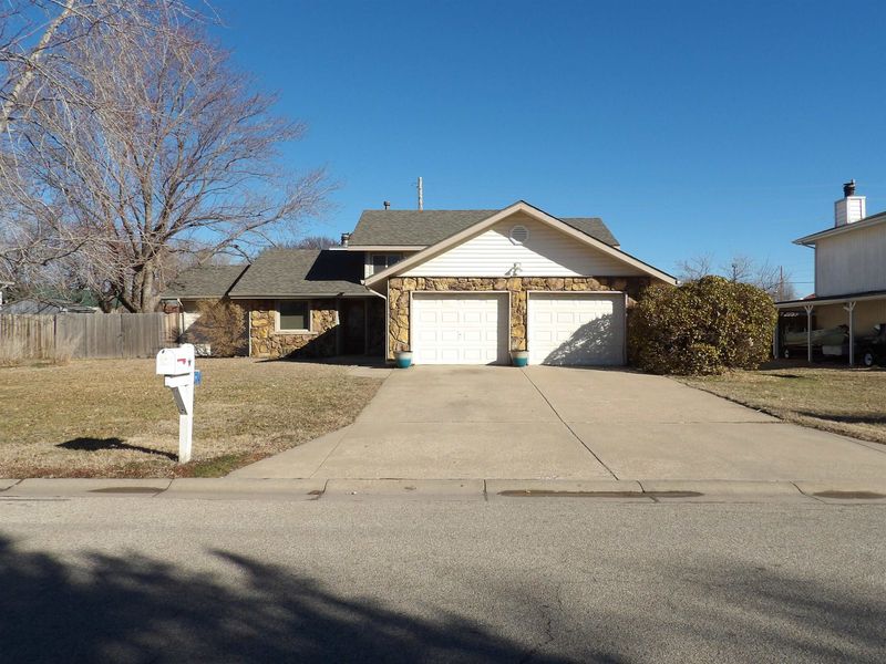 124 Aaron Dr, Andover, KS 67002