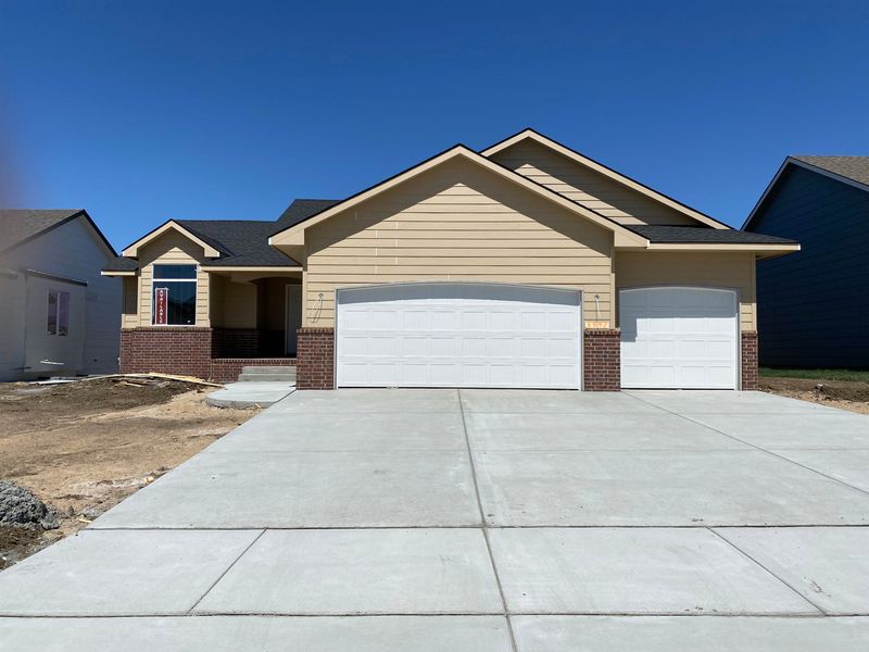 8592 E Cherrywood Ct, Bel Aire, KS 67226