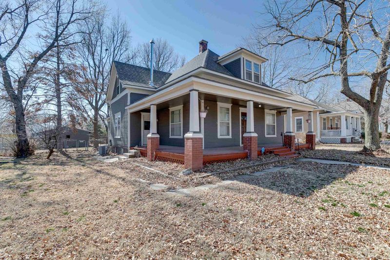 611 E 5th St, Newton, KS 67114
