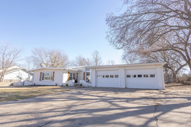 1819 E 8th Ave, Winfield, KS 67156