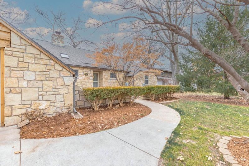 1305 E 10th Ave, Winfield, KS 67156