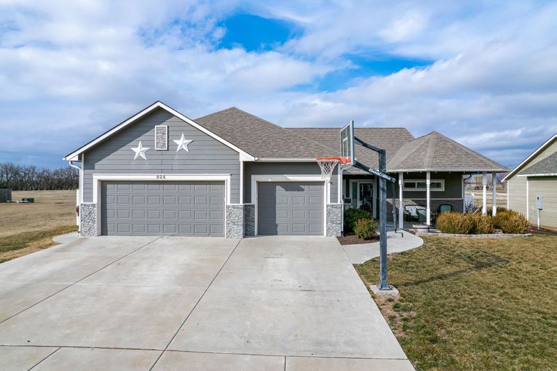 924 Cedar Brook Cir, Mulvane, KS 67110