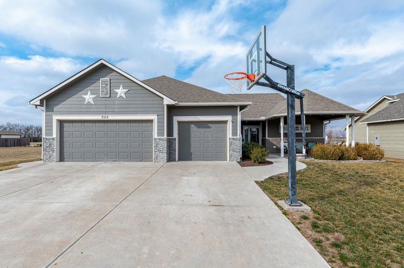 924 Cedar Brook Cir, Mulvane, KS 67110