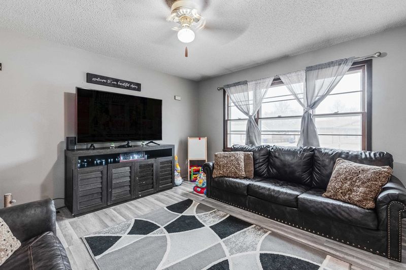 1101 Trinity Dr, Newton, KS 67114