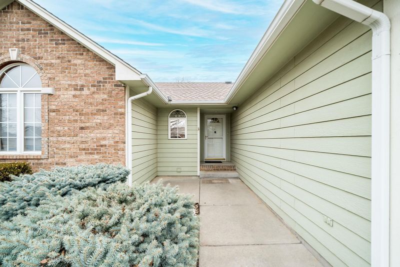 5522 E 49th St N, Bel Aire, KS 67220