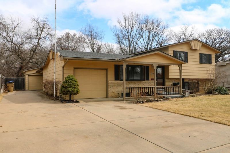 434 S Spring Creek Dr, Derby, KS 67037