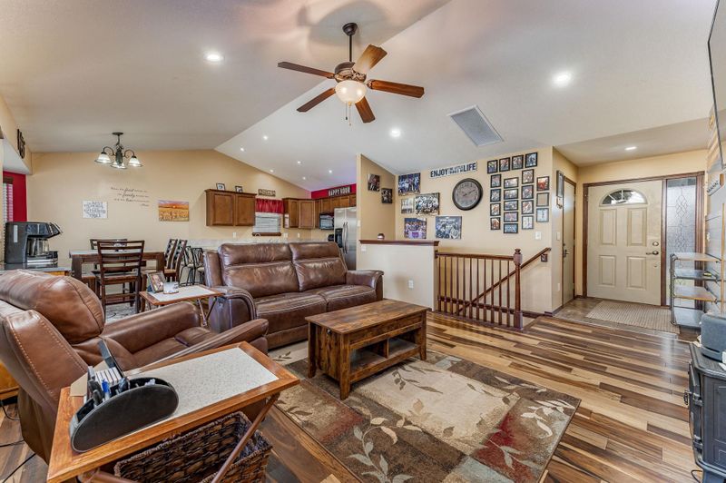 340 E Riley Ave, Haysville, KS 67060