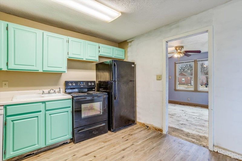 414 E 11th St, Newton, KS 67114
