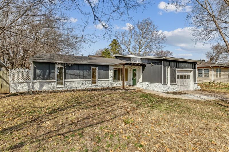 717 Pine St, Halstead, KS 67056