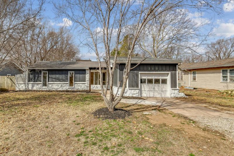 717 Pine St, Halstead, KS 67056