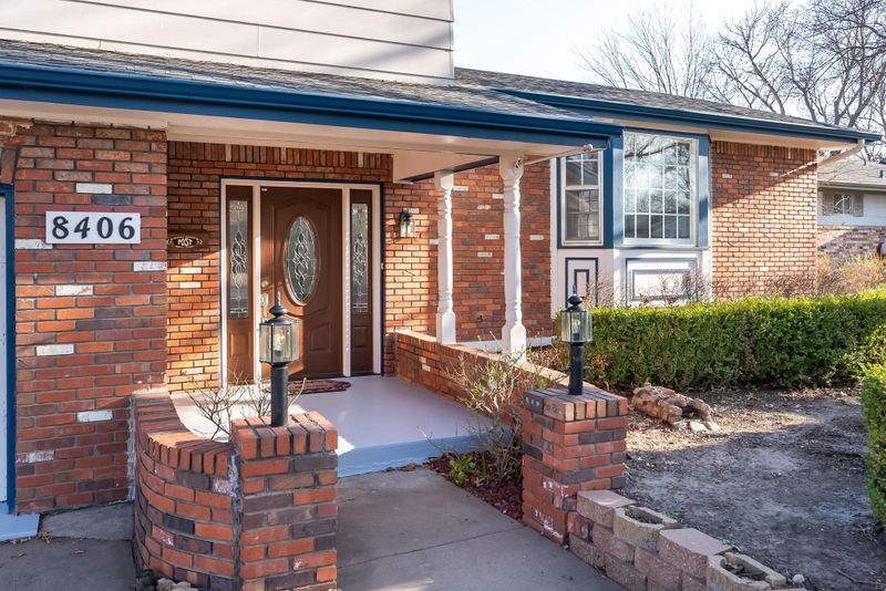 8406 E Castle Dr, Wichita, KS 67207