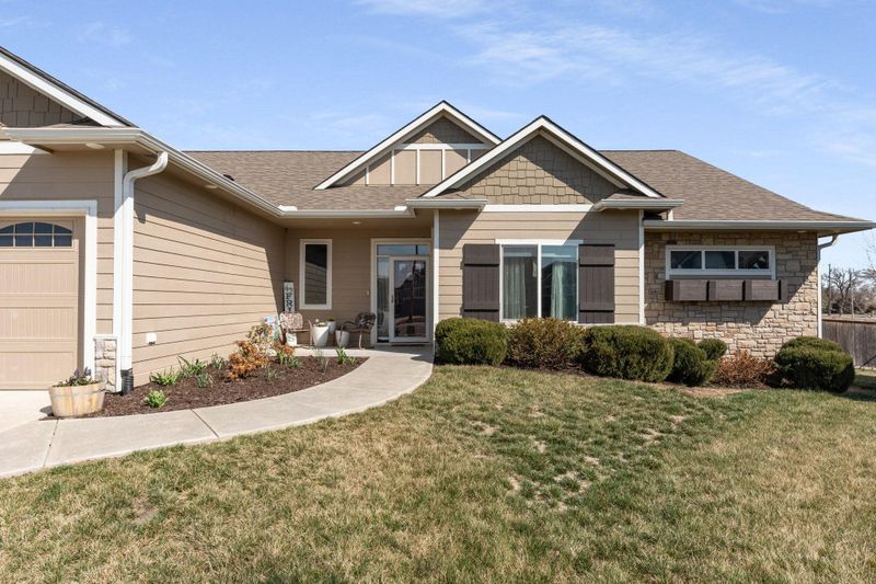 950 N Cedar Brook Ct, Mulvane, KS 67110