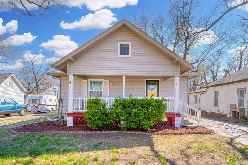 711 E 7th St, Newton, KS 67114