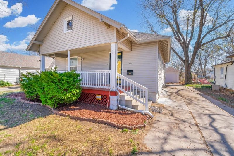 711 E 7th St, Newton, KS 67114