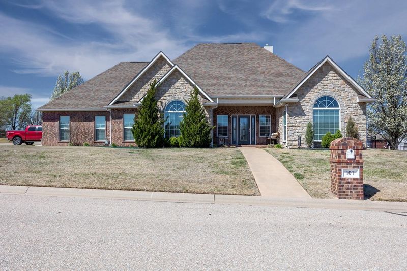 101 Murifield Dr, Arkansas City, KS 67005