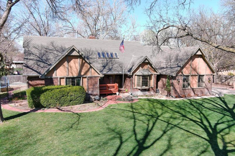 906 Grandview, Newton, KS 67114