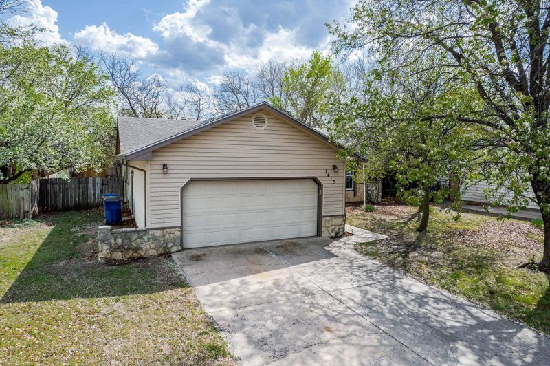1413 E James St, Derby, KS 67037