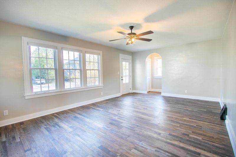 214 SE 2nd St, Newton, KS 67114