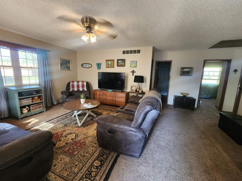715 E 2nd St, Newton, KS 67114