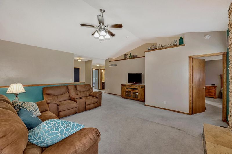 604 E Rolling View Dr, Park City, KS 67147